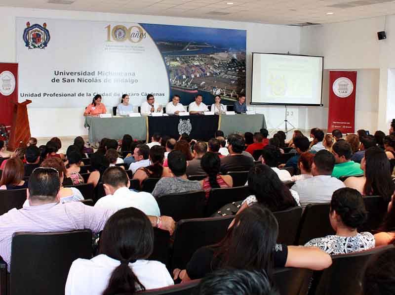 Sostienen encuentro con estudiantes de Lázaro Cárdenas Magistrados del Tribunal de Justicia Administrativa del Estado de Michoacán